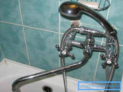 Robinetul universal este capabil să toarne apa în baie sau la chiuveta la discreția ta.