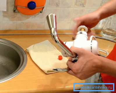 Instalăm încălzitorul electric pe apă pe macara cu mâinile noastre