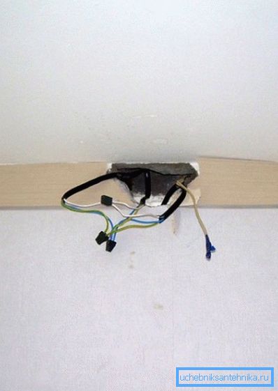 Atunci când instalați încălzitoare electrice, asigurați-vă că cablajul poate suporta sarcina.