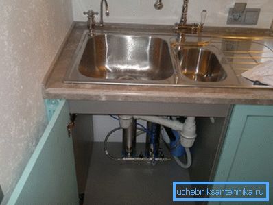 Instalarea filtrului de uz casnic în camera de noapte sub chiuveta.