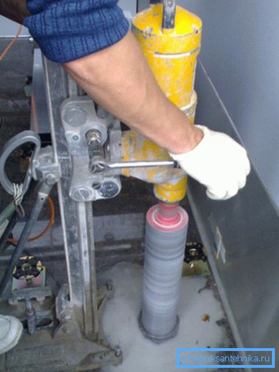 Instalatie pentru beton cu diamant de foraj.