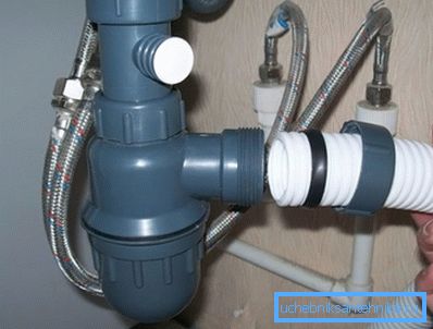 Instalarea scurgerilor de canalizare și conectarea cu apă se realizează în conformitate cu instrucțiunile pentru un anumit model, deoarece unele tipuri au anumite caracteristici de proiectare Instalarea scurgerilor de canalizare și conectarea cu apă se realizează în conformitate cu instrucțiunile pentru un anumit model, deoarece unele tipuri au anumite caracteristici de proiectare
