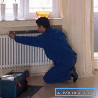Instalarea carcasei bateriilor se face, de asemenea, în funcție de nivelul relativ la încălzitor Instalarea carcasei bateriilor se face, de asemenea, în funcție de nivelul relativ la încălzitor