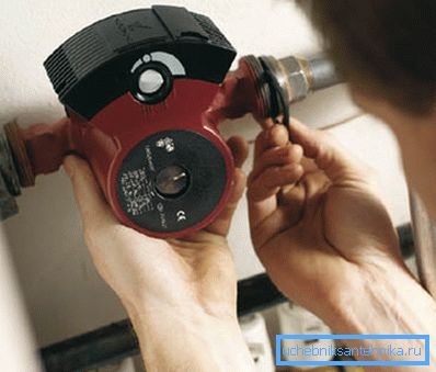 Instalarea unei pompe pentru încălzire necesită garnituri între părțile împerecheate.