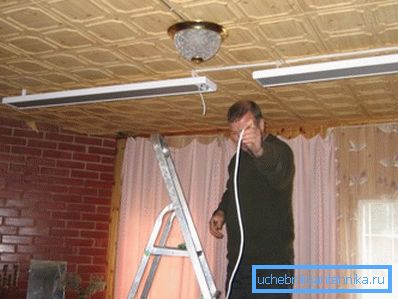 Instalarea dispozitivului seamănă cu conectarea unei lămpi convenționale.