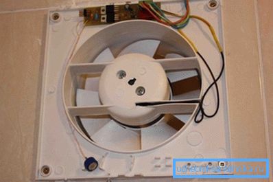 Instalarea unui ventilator forțat în toaletă.