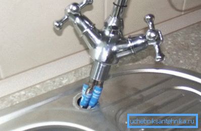 Instalarea mixerului la chiuvetă Instalarea mixerului la chiuvetă