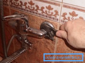 Instalarea robinetului în baie cu propriile mâini