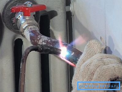 Instalarea bateriilor din oțel prin sudare