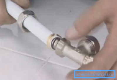 Montajul pieselor de fixare pe metal-plastic