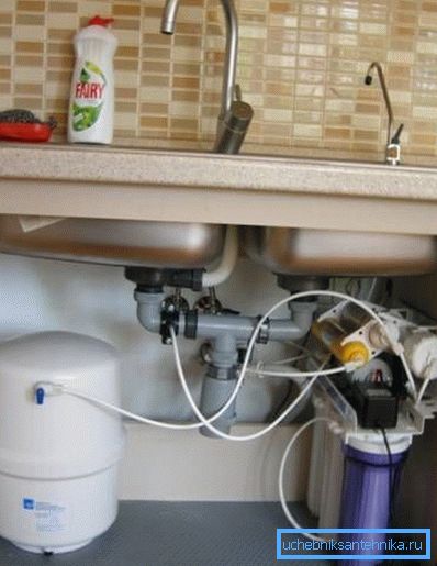 Instalarea cu capacitate poate fi plasată pe raft sub chiuvetă