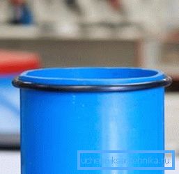Instalarea dispozitivului de siguranță începe cu instalarea unui inel de etanșare, care este purtat pe marginea carcasei.