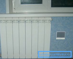 Ventilația instalată a tipului de admisie trebuie să conțină filtre de încălzire și să fie amplasată în apropierea radiatoarelor, astfel încât aerul care intră în incintă să aibă temperatura potrivită Ventilația instalată a tipului de admisie trebuie să conțină filtre de încălzire și să fie amplasată în apropierea radiatoarelor, astfel încât aerul care intră în incintă să aibă temperatura potrivită