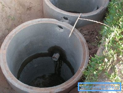 Ziduri instalate ale inelelor ZHB, îmbinate cu mortar de ciment. Ziduri instalate ale inelelor ZHB, îmbinate cu mortar de ciment.