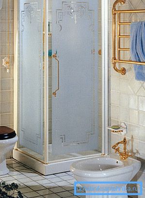 Cabină de duș instalată cu fețe de 90 cm
