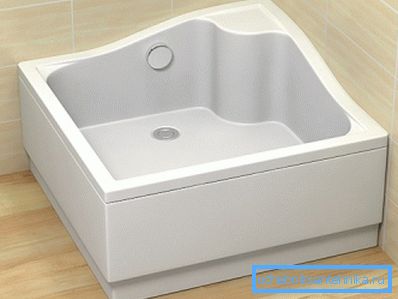 Instalat în colțul camerei de duș dreptunghiular adânc