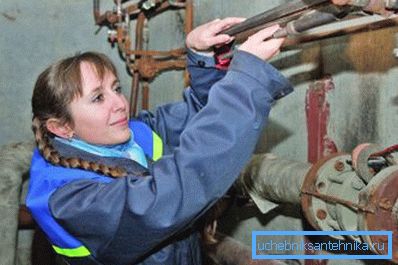 Repararea pauzelor de țevi din oțel necesită mult efort.