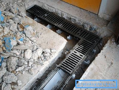 Dispozitiv de drenaj linear în jurul casei