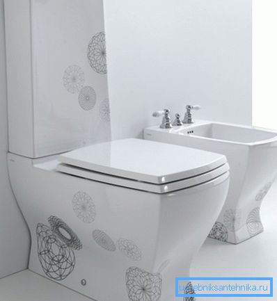 Dispozitivul cu raft de turnare pentru un rezervor