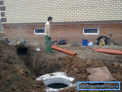 Aprovizionarea cu apă a aparatului într-o casă privată cu propriile mâini - o sarcină destul de fezabilă.