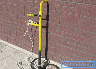În casele private, conducta de gaz poate fi echipată cu o macara suplimentară pe stradă, astfel încât să fie posibilă oprirea alimentării cu gaz atât în ​​clădire, cât și în exterior