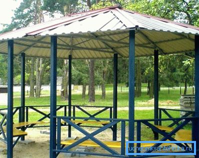 În acest exemplu, standurile arborilor sunt realizate din tub pătrat. În acest exemplu, standurile arborilor sunt realizate din tub pătrat.