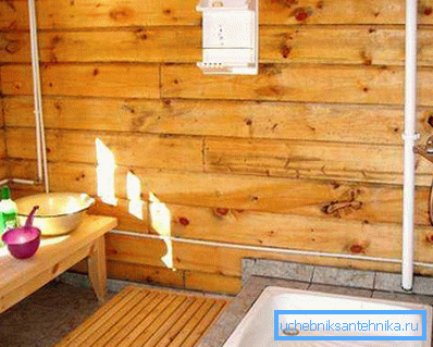 În acest exemplu, în baie este instalat un duș.