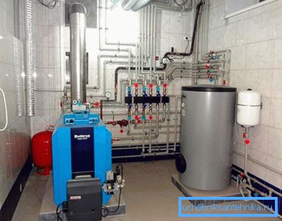 Cazanul cu combustibil solid instalat în camera cazanului