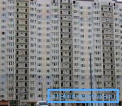 În clădirile înalte, lichidul de transfer de căldură este furnizat central de la centrala termică.