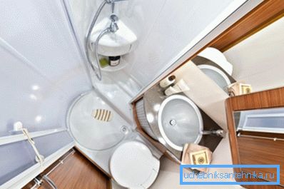 În unele țări, practicând instalarea în comun a dușului și toaletei în aceeași cabină