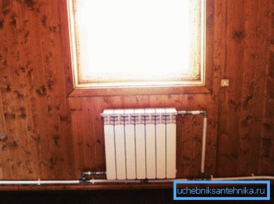 În sistemul cu o singură țeavă (în fotografie), fluxul și descărcarea lichidului de răcire sunt realizate printr-o singură țeavă.