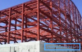 În procesul de construire a cadrului stadionului se utilizează țevi în formă de diferite dimensiuni.