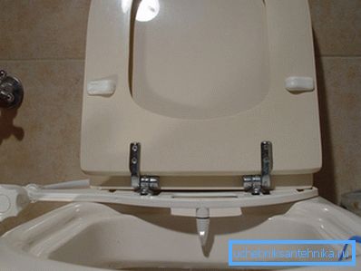 Un bidet pe toaletă este oferit spre vânzare.