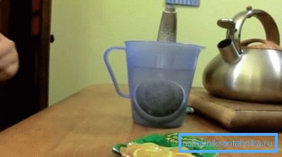 În soluția de acid citric În soluția de acid citric
