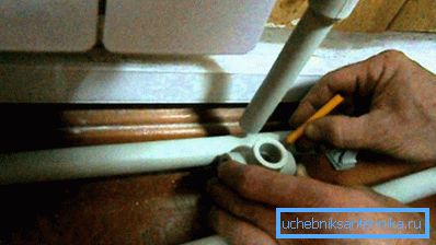 În cazul radiatoarelor instalate, măsurați țevile prin ele. În cazul radiatoarelor instalate, măsurați țevile prin ele.