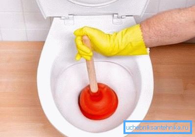 De asemenea, puteți curăța bolurile de toaletă cu un piston, dacă, desigur, diametrul bolului este mai mare decât orificiul de scurgere (așa cum se arată în fotografie)