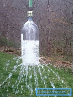 O versiune a construcției utilizând o sticlă de plastic convențională