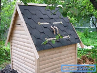 Variantă a capacului, montat într-un acoperiș dublu-pitch miniatural