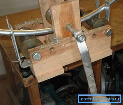 Opțiune corpuri de iluminat realizate din lemn și role metalice Opțiune corpuri de iluminat realizate din lemn și role metalice