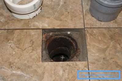 Drenarea verticală este situată direct în podeaua băii. Drenarea verticală este situată direct în podeaua băii.