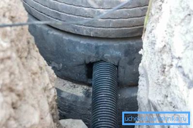 Intrarea sistemului în rezervorul septic se efectuează, de asemenea, la un nivel inferior punctului de congelare al solului. Intrarea sistemului în rezervorul septic se efectuează, de asemenea, la un nivel inferior punctului de congelare al solului.