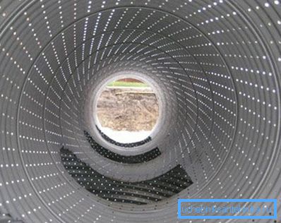 Vederea țevii perforate din interior Vederea țevii perforate din interior