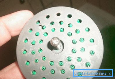 Șurubul se ascunde sub un capac din plastic. Șurubul se ascunde sub un capac din plastic.