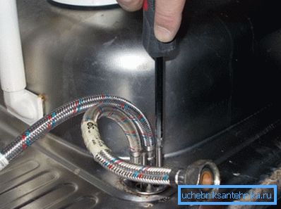 Înșurubați știftul de fixare. Înșurubați știftul de fixare.