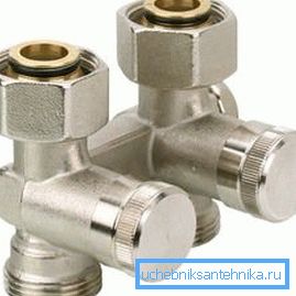 În exterior, seamănă cu binoclul