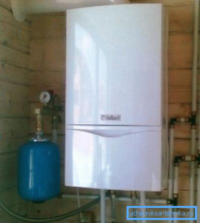 Aspectul unui cazan pe gaz montat pe perete cu un rezervor de expansiune, care sunt conectate la un singur sistem Aspectul unui cazan pe gaz montat pe perete cu un rezervor de expansiune, care sunt conectate la un singur sistem