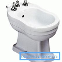 Aspectul unui dispozitiv convențional de spălare cu robinete de apă instalate cu temperaturi diferite Aspectul unui dispozitiv convențional de spălare cu robinete de apă instalate cu temperaturi diferite