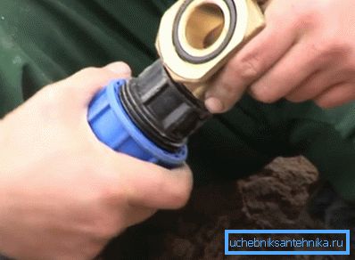 Partea interioară a țevii este atașată cu o fiting Partea interioară a țevii este atașată cu o fiting
