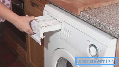Apa este turnată direct în acest compartiment.