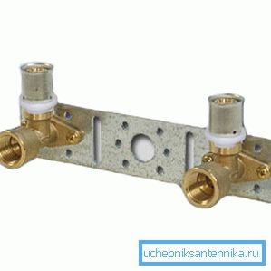Prize de apă pe o bandă metalică